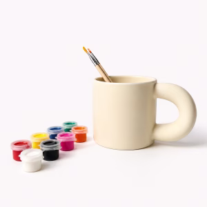 Tassen Malset mit Keramiktasse 320 ml, 8 Farben und 2 Pinseln auf weißem Hintergrund